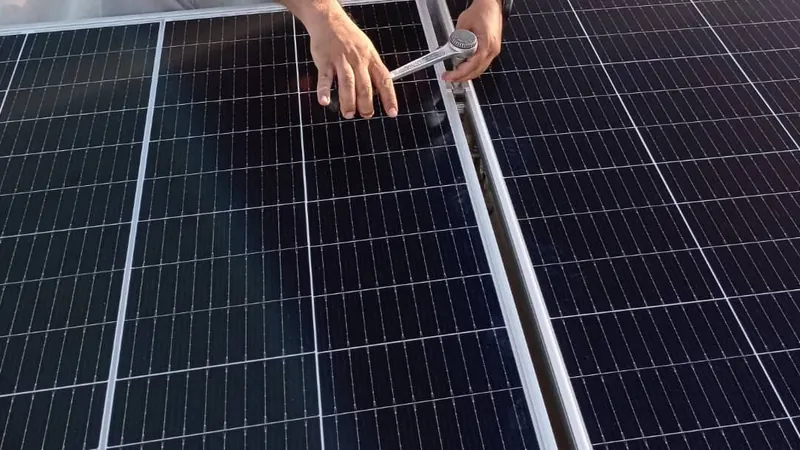 Instalador fixando com chave catraca a estrutura de sustentação de um módulo fotovoltaico