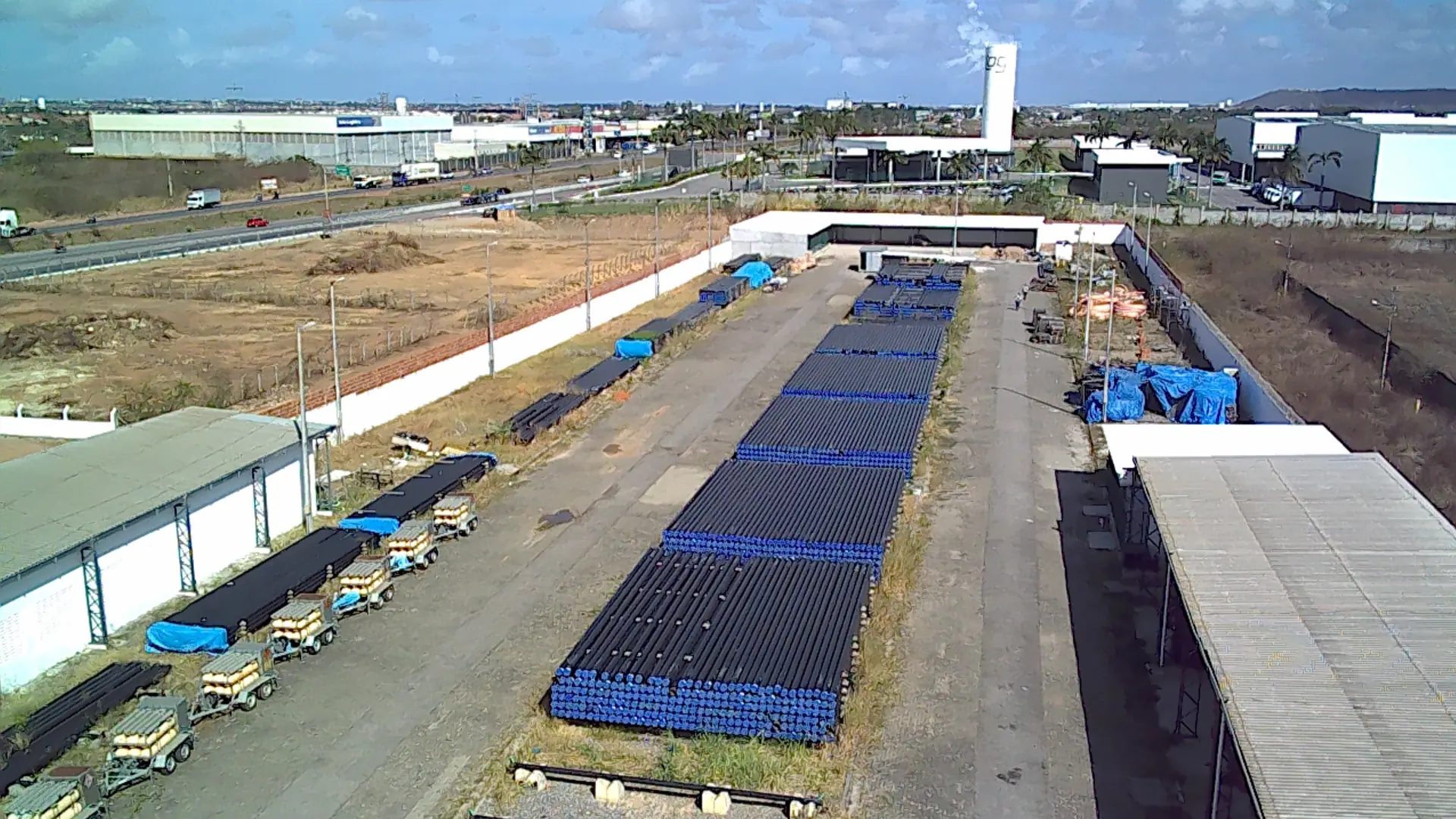 Vista aérea do pátio de um centro industrial atendido pela empresa