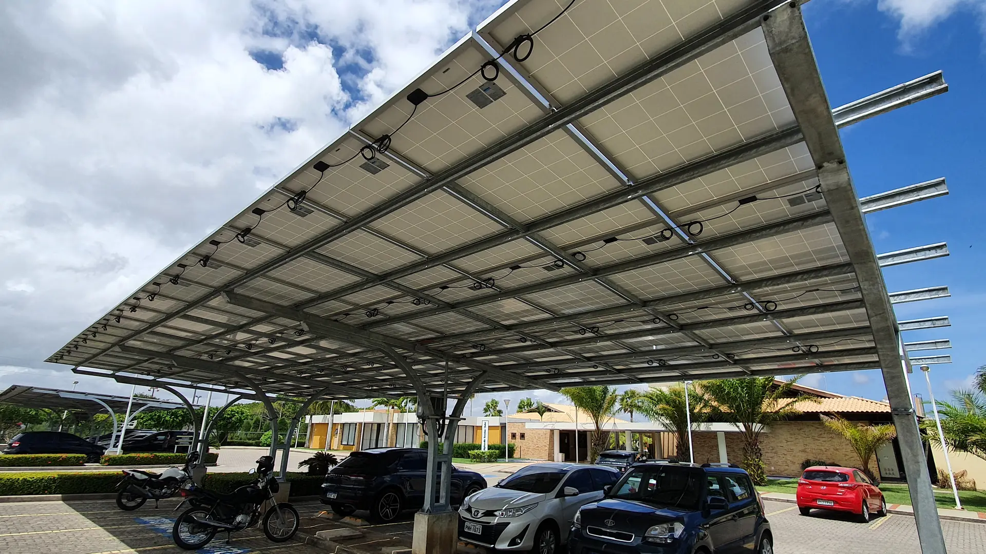 Estacionamento solar com cobertura fotovoltaica sobre as vagas de um empreendimento corporativo