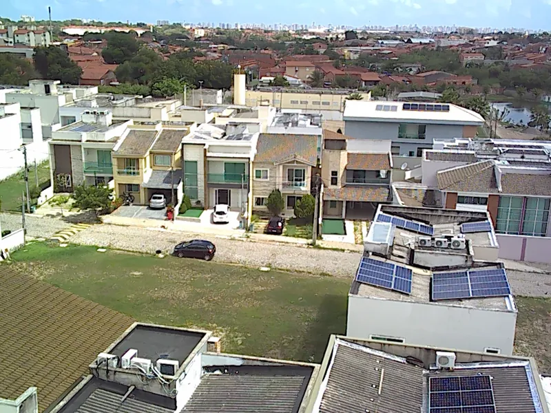 Módulos fotovoltaicos instalados sobre a cobertura da área de lazer de um condomínio