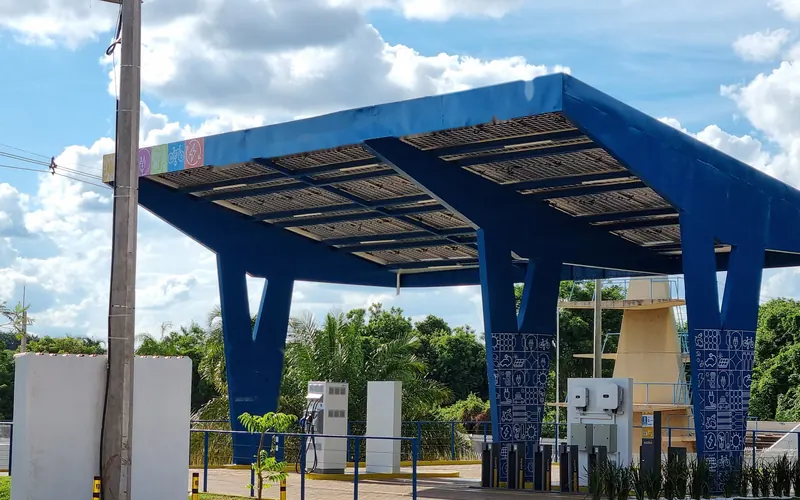 Eletroposto com cobertura de módulos solares e carregadores para veículos elétricos