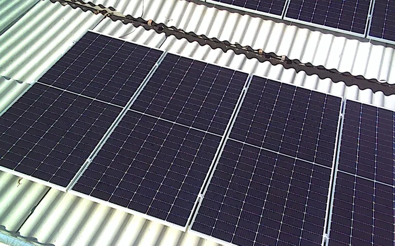 Usina solar fotovoltaica instalada sobre telhado metálico de galpão industrial