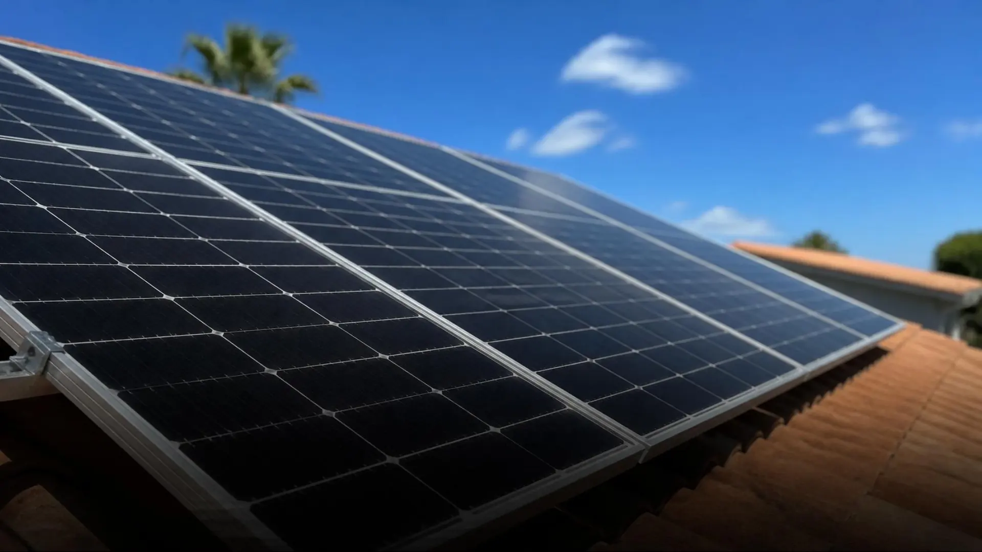 Placas solares instaladas em telhado de telha cerâmica sob o sol